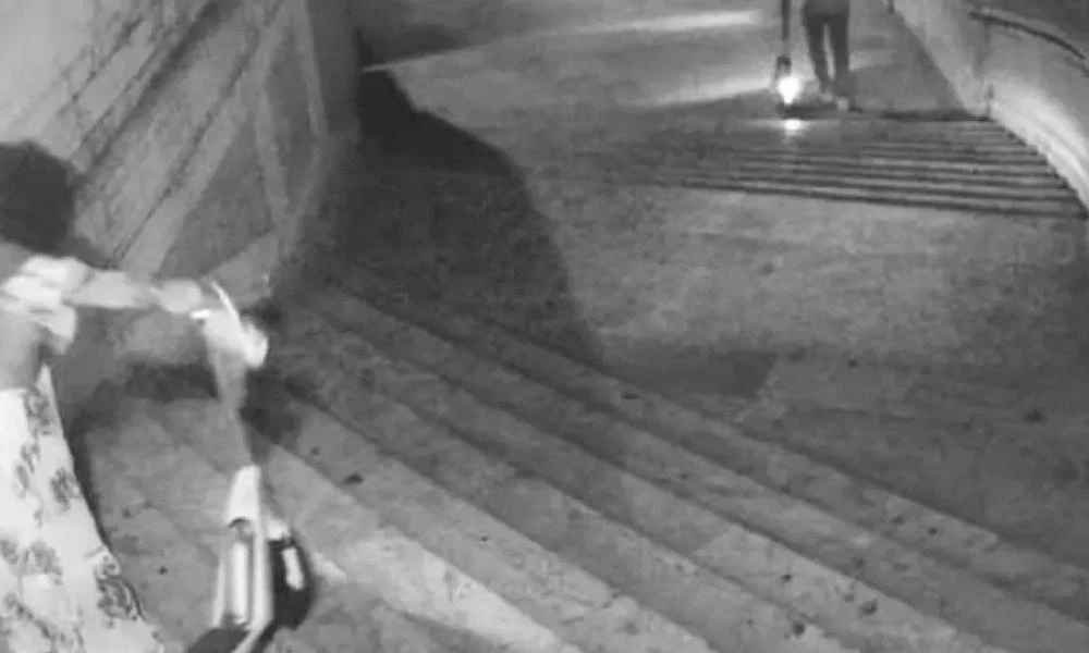 Ρώμη: Τουρίστρια πέταξε το ηλεκτρικό της πατίνι από τα ιστορικά Ισπανικά Σκαλοπάτια προκαλώντας ζημιά 25.000 ευρώ